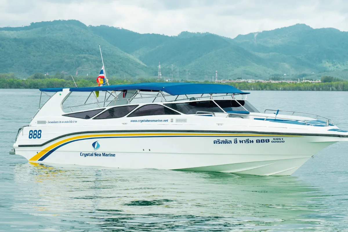 เรือสปีดโบ๊ทที่จะพาคุณไปเที่ยวชมอ่าวพังงา